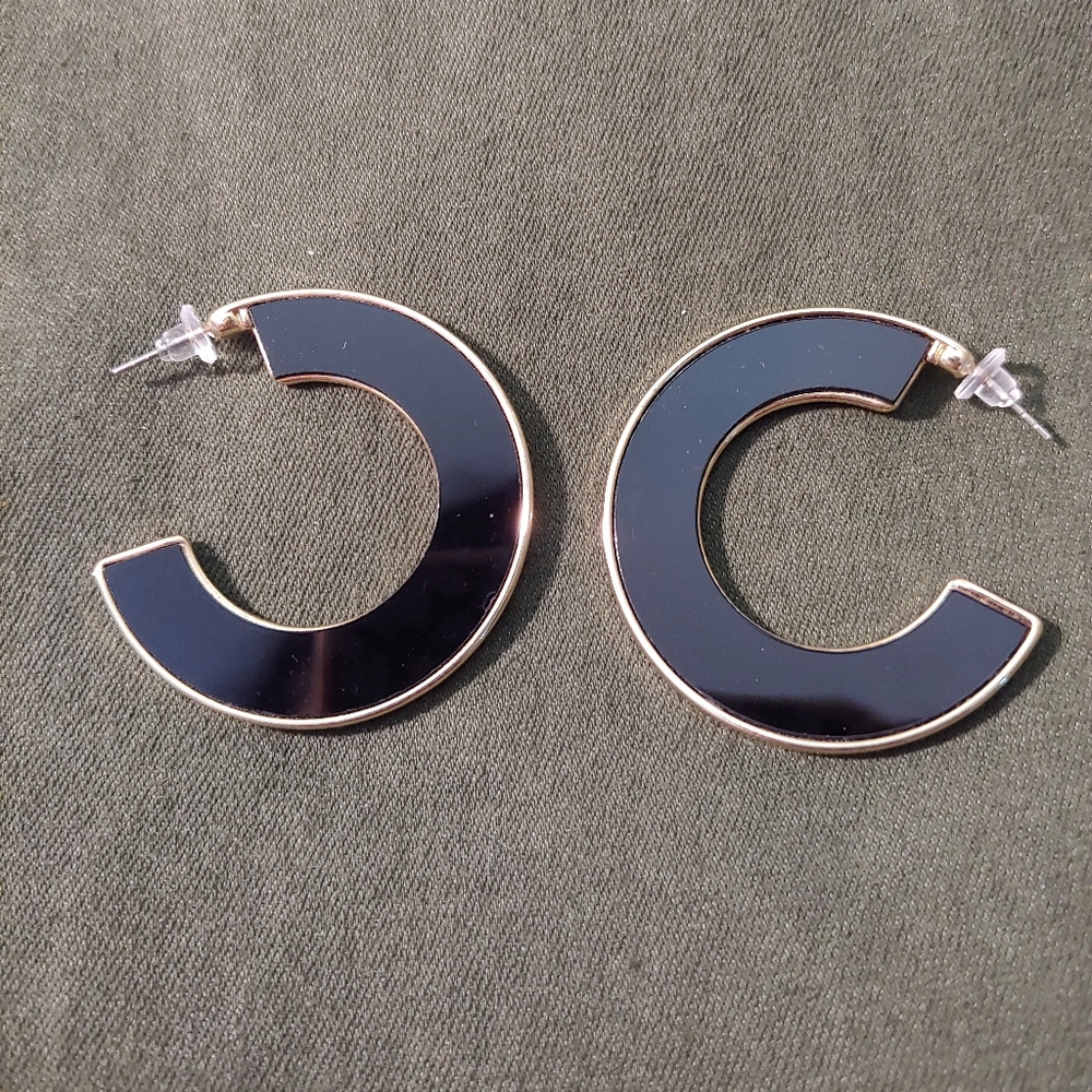 Gold and black hoop earing.
